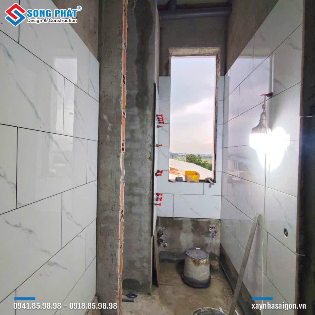 09/10 Ốp gạch wc lầu 1