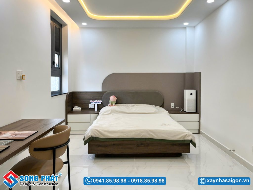 Không gian phòng ngủ với tone nội thất trung tính mang đến cảm giác ấm áp, gần gũi