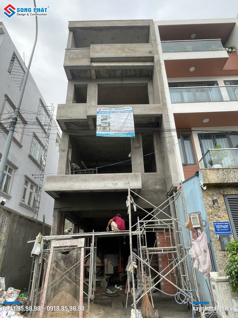 Mặt tiền ngôi nhà đang thi công ngày 04/11