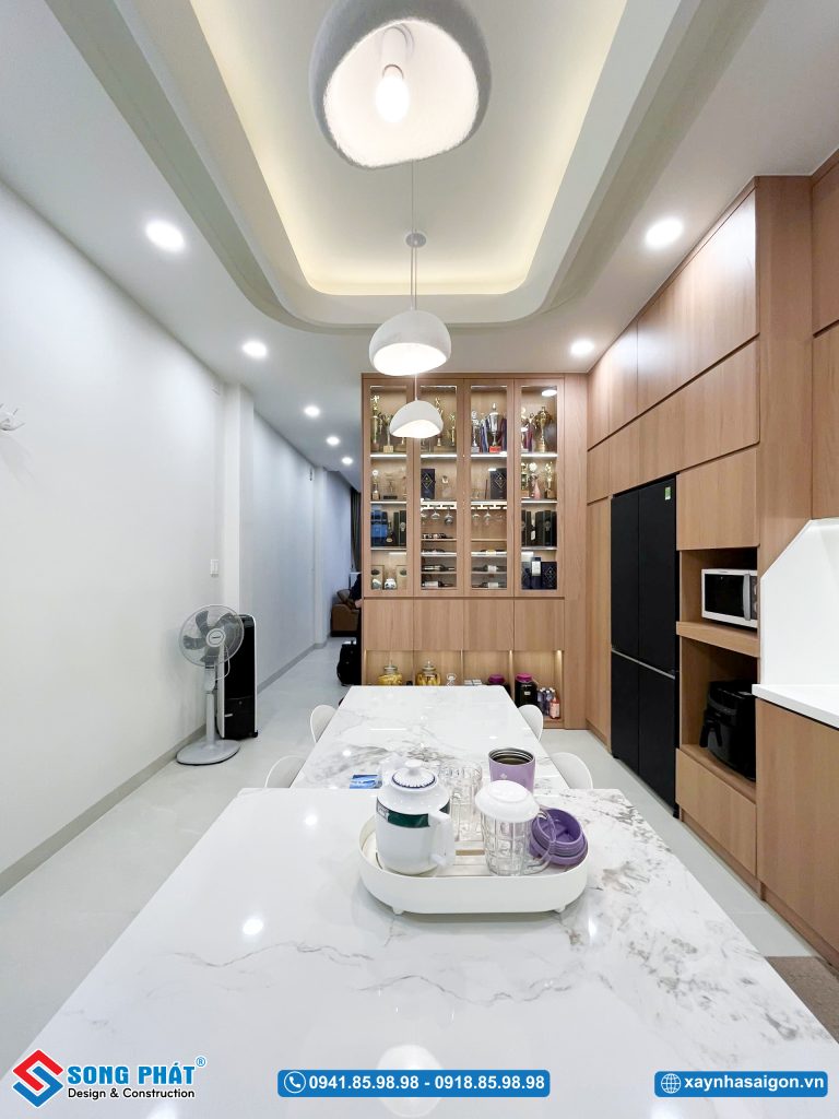 Tủ rượu thiết kế gọn gàng, vừa lưu trữ vừa tạo điểm nhấn nhẹ cho không gian bếp.