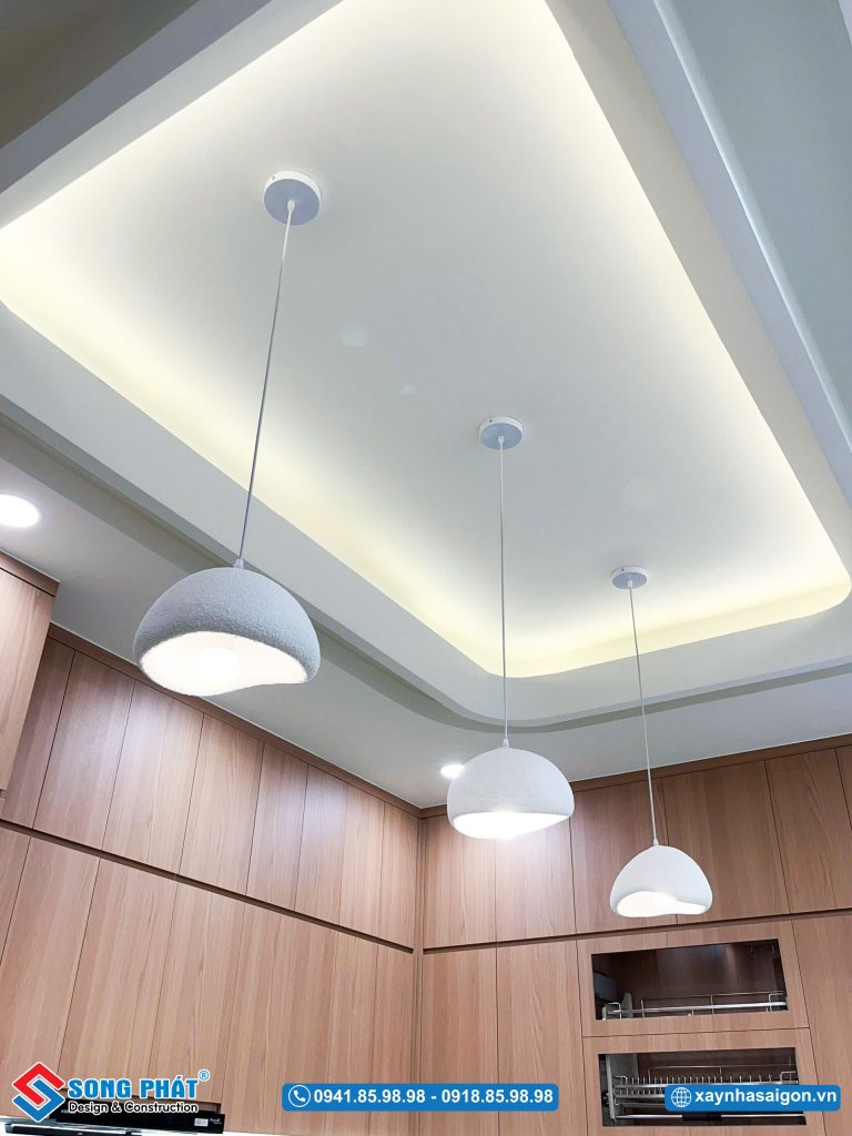 Đèn thả thiết kế đơn giản, ánh sáng dịu, giúp không gian bếp thêm sáng và hài hòa.