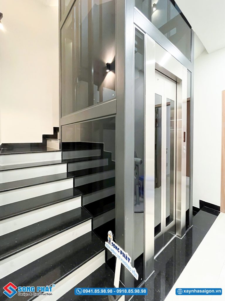 Thang máy bố trí gọn gàng, thuận tiện di chuyển, đảm bảo thẩm mỹ và công năng trong không gian nhà.