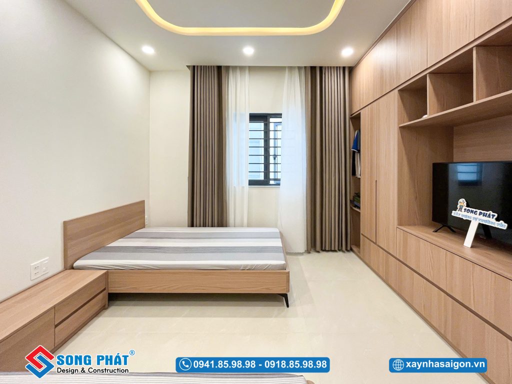 Phòng ngủ nội thất gỗ ấm áp, bố trí gọn gàng, tạo cảm giác dễ chịu và thư giãn khi nghỉ ngơi.