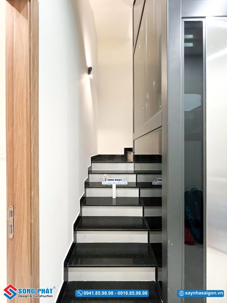 Lối lên cầu thang được bố trí gọn gàng