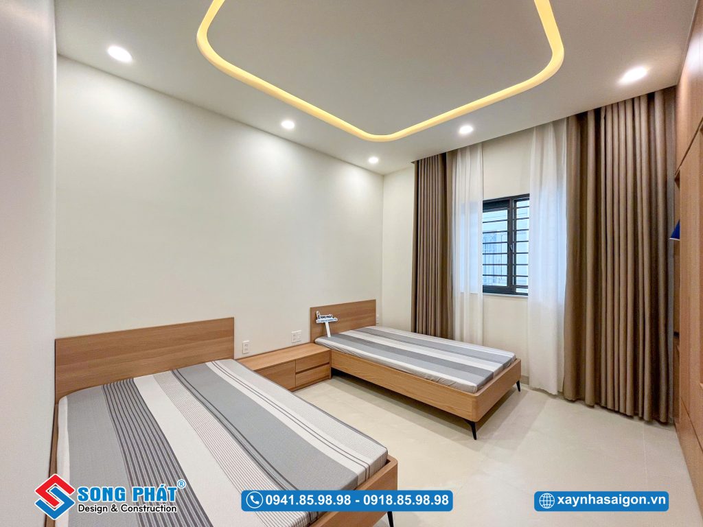 Giường đôi thiết kế đơn giản, rộng rãi, tạo cảm giác thoải mái cho sinh hoạt hằng ngày.