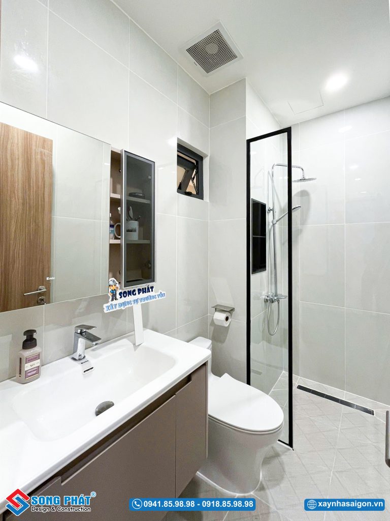 Nhà vệ sinh sắp xếp hợp lý, thoáng và dễ sử dụng, đảm bảo tiện nghi mỗi ngày.