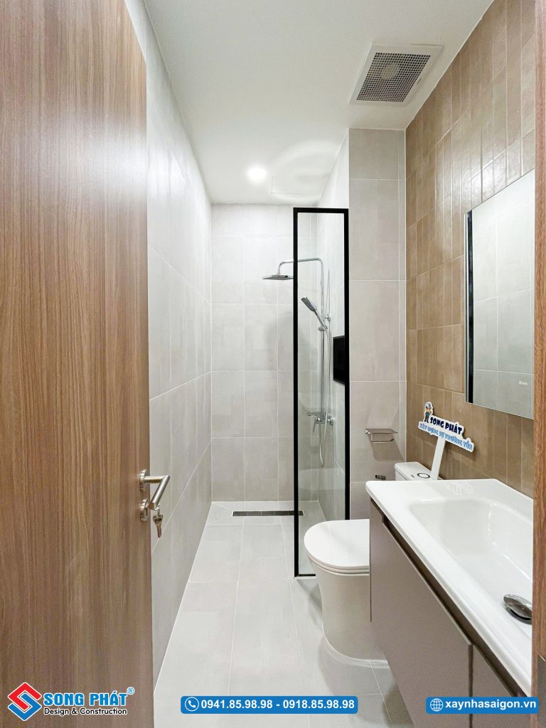 Nhà vệ sinh có vách kính ngăn gọn gàng, giúp không gian luôn khô ráo và dễ vệ sinh