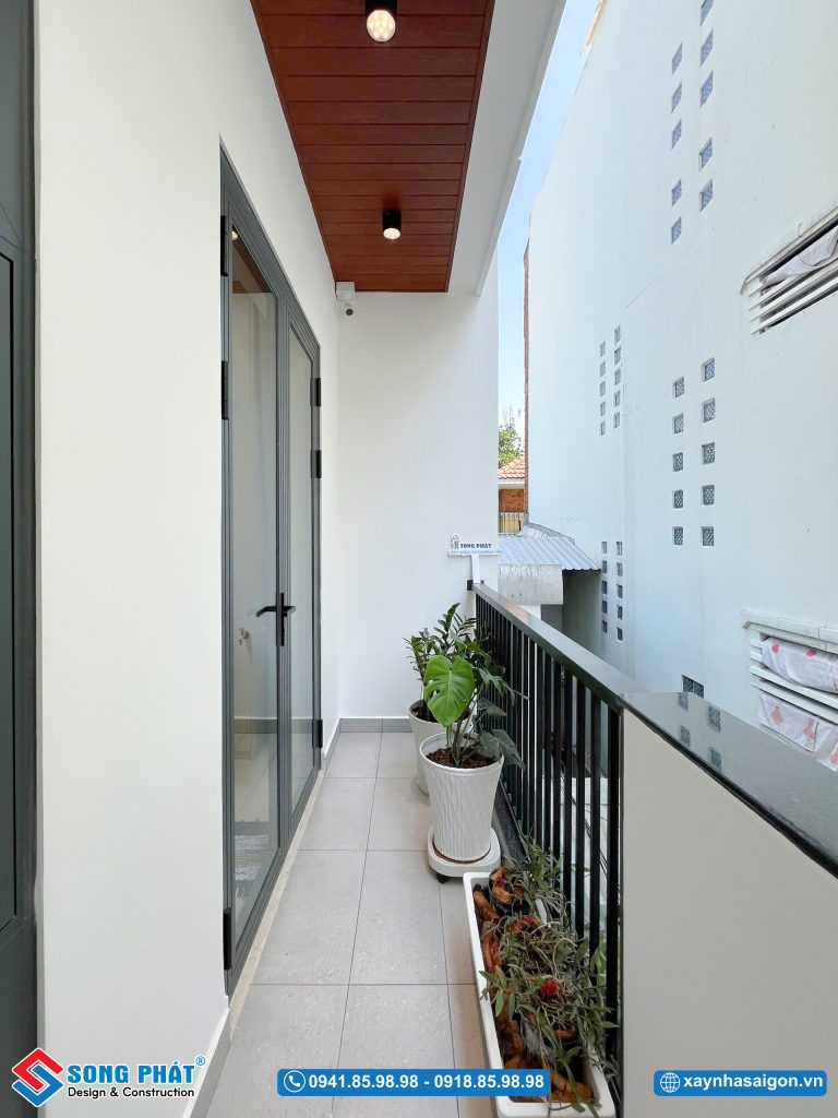 Ban công thoáng, đón gió và ánh sáng tự nhiên, tạo cảm giác dễ chịu cho không gian sống