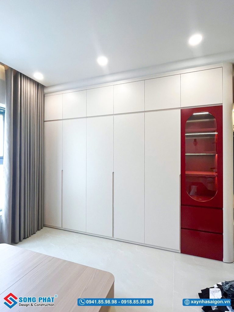 Tủ quần áo kịch trần tăng diện tích lưu trữ, gọn gàng và đồng bộ với không gian
