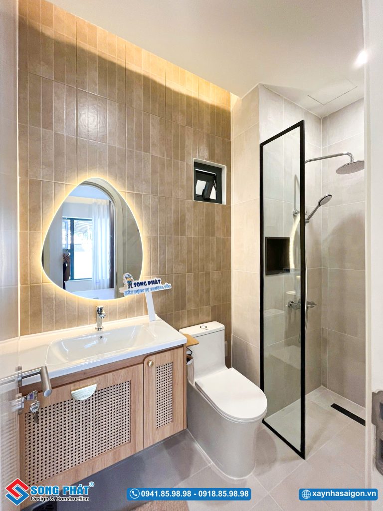 Nhà vệ sinh sạch thoáng, bố trí hợp lý, nhìn gọn mắt và dùng rất tiện mỗi ngày