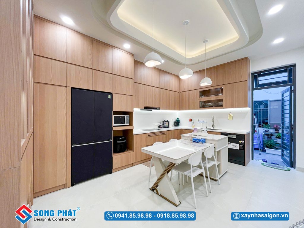 Phòng bếp tone gỗ sáng, bố trí gọn gàng, vừa ấm áp vừa tiện sử dụng hằng ngày.