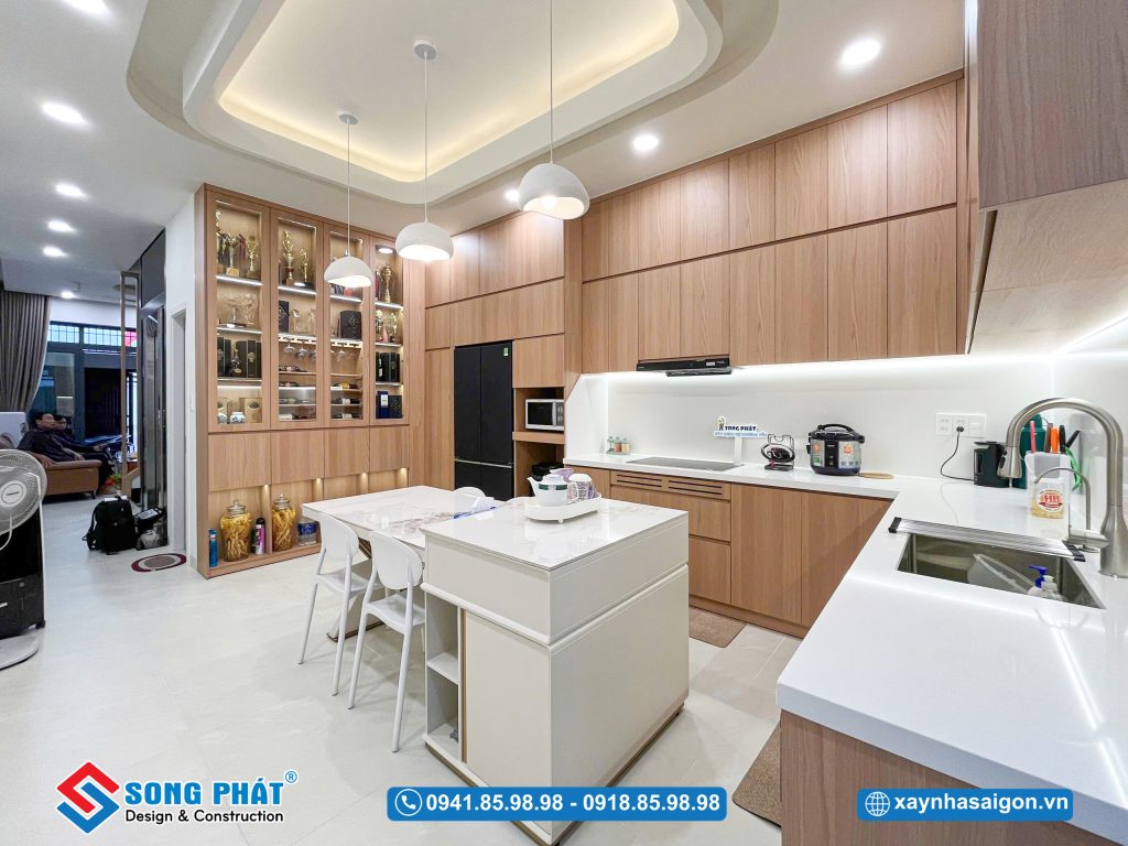 Đèn thả thiết kế đơn giản, ánh sáng dịu, giúp không gian bếp thêm sáng và hài hòa.