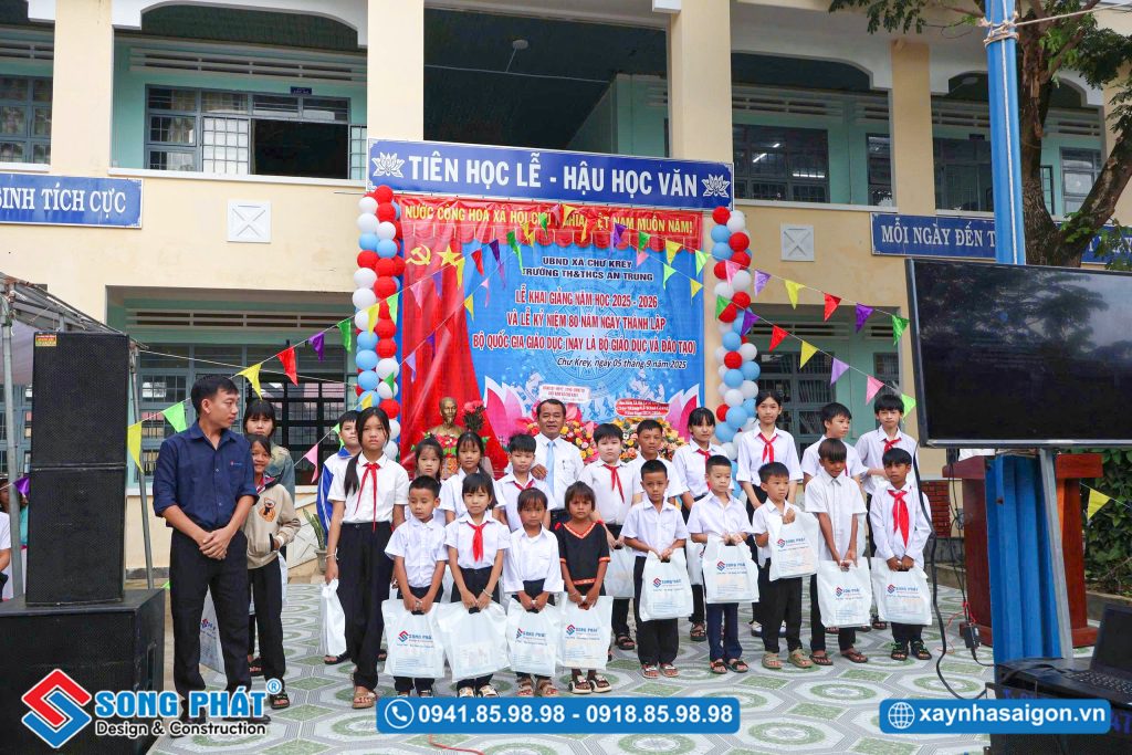 Đội ngũ Song Phát tận tay trao gửi hành trang yêu thương đến các em học sinh trường TH và THCS An Trung