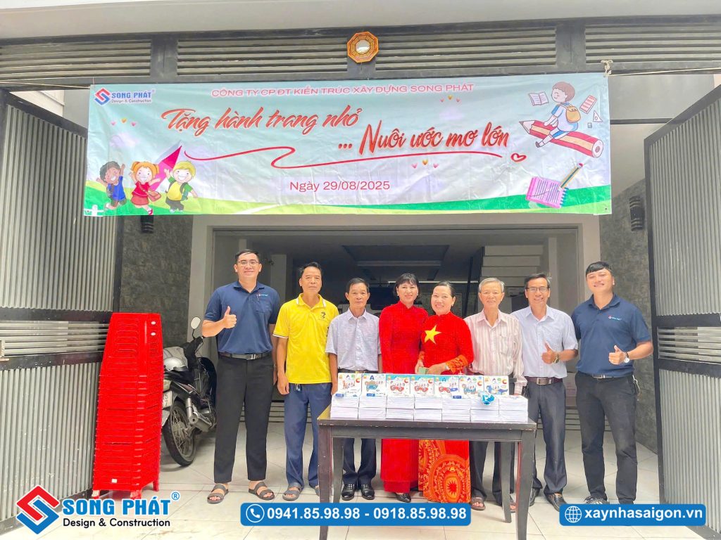Đội ngũ Song Phát cùng đại diện phường trong buổi trao quà đến các em nhỏ phường An Tây Hội