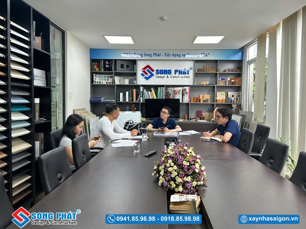 Gia đình anh Bảo ghé tư vấn trực tiếp tại văn phòng