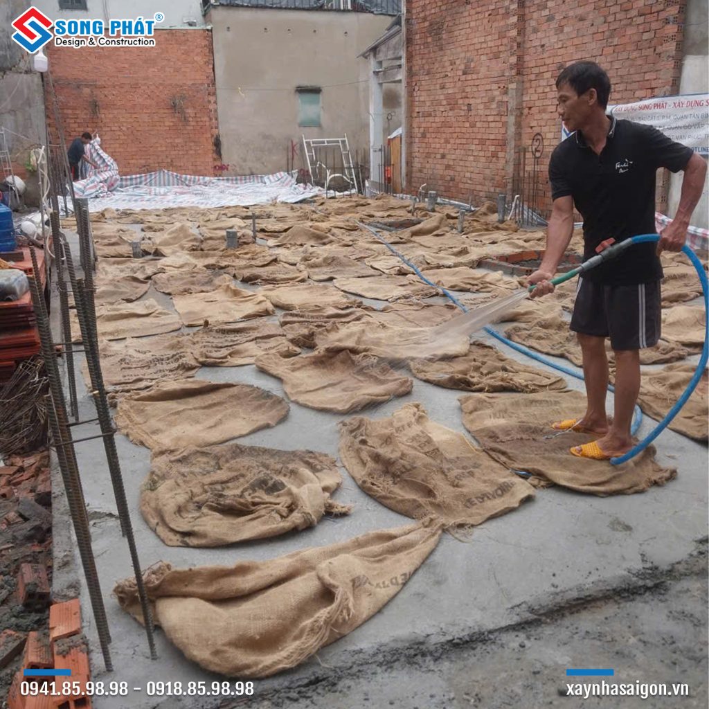 Bao che, tưới ẩm bảo dưỡng bê tông sàn