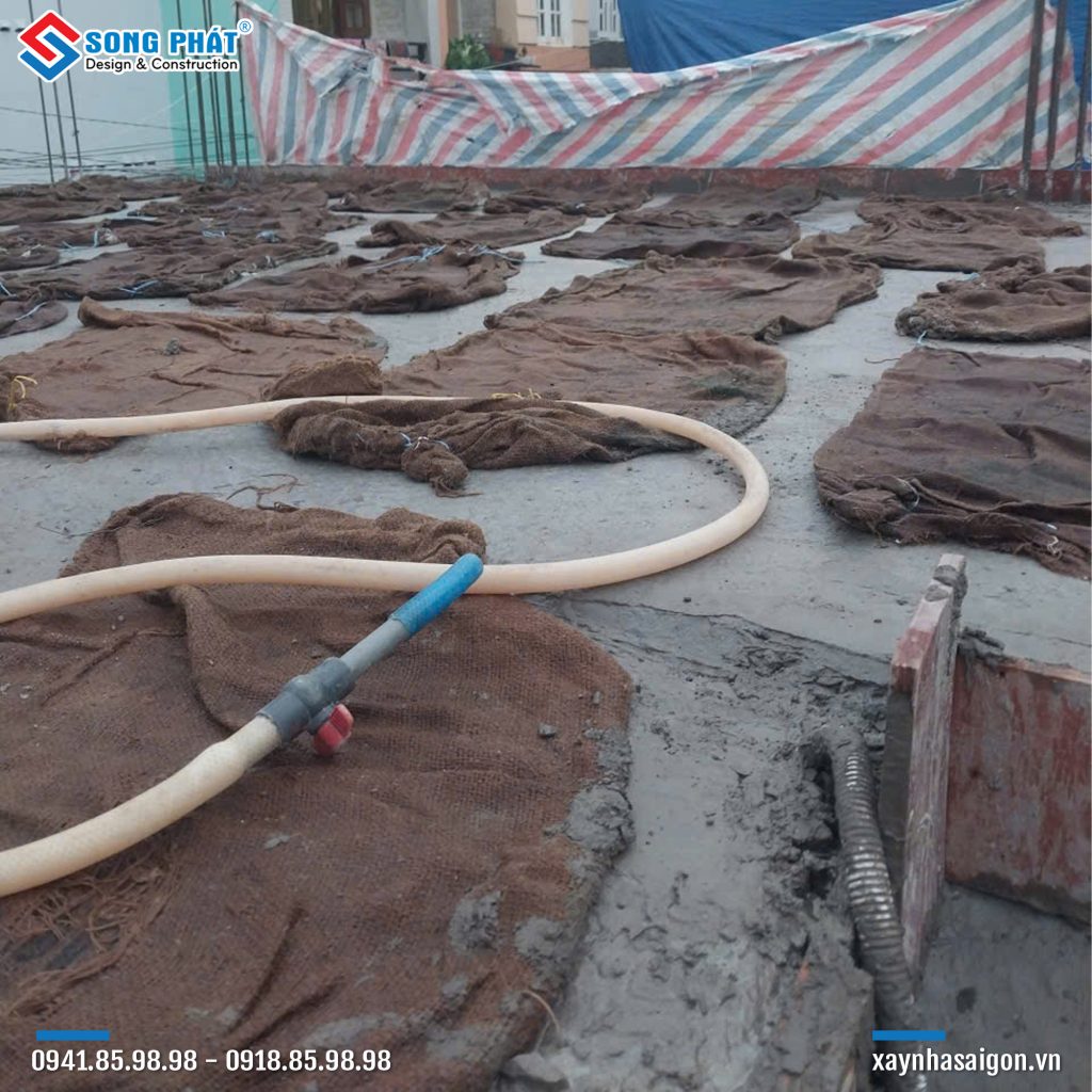 Bao che, tưới ẩm bảo dưỡng bê tông sàn