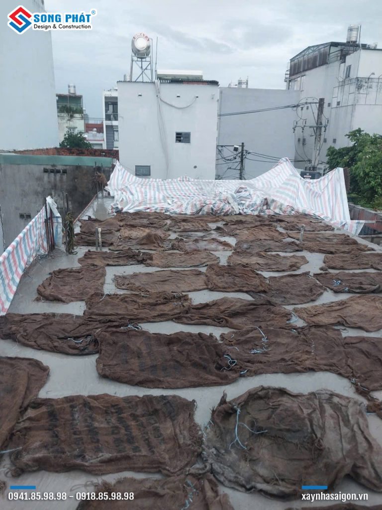 Bao che, tưới ẩm bảo dưỡng bê tông sàn