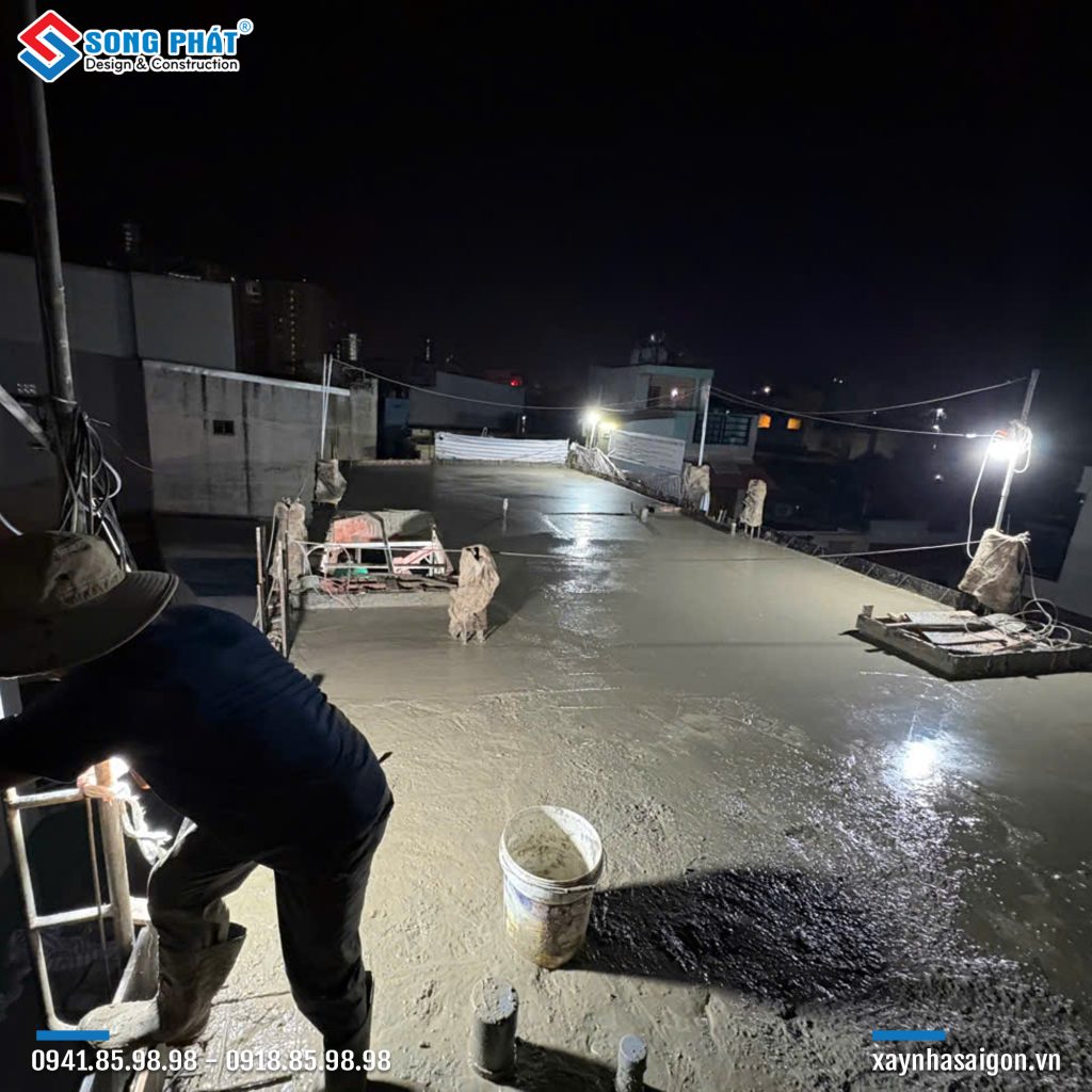 15/10 Đổ bê tông sàn sân thượng