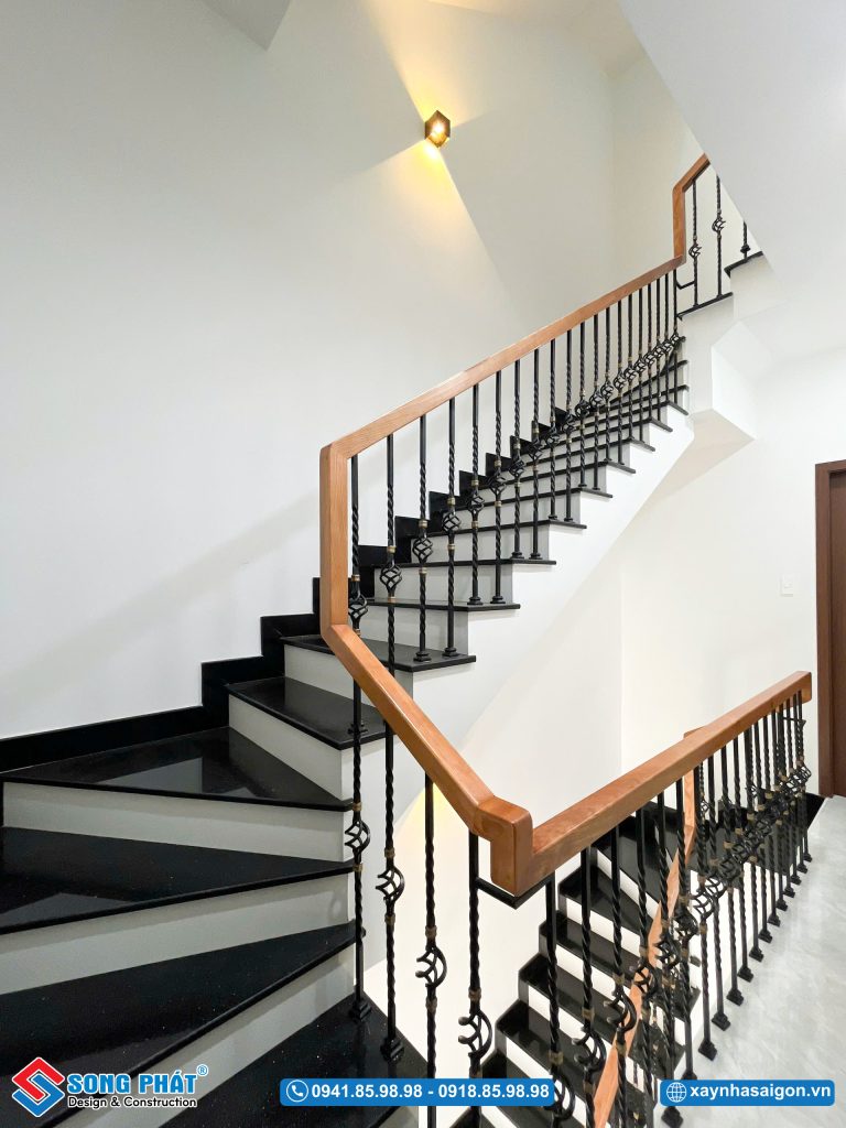 Sảnh thang thoáng – đón sáng tự nhiên.