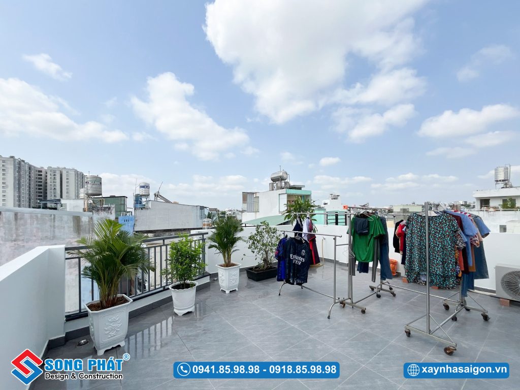 Không gian sân thượng phía sau được tận dụng làm sân phơi tiện nghi