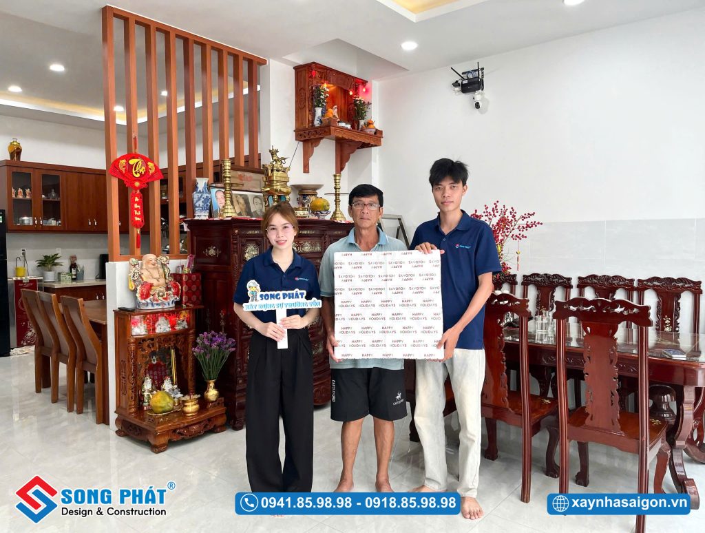 Đội ngũ Song Phát đến bàn giao và tặng quà kỉ niệm cho gia đình chú Thà