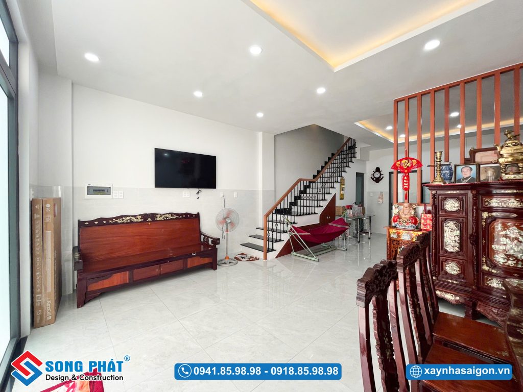 Ánh sáng tự nhiên làm nổi bật toàn bộ không gian.