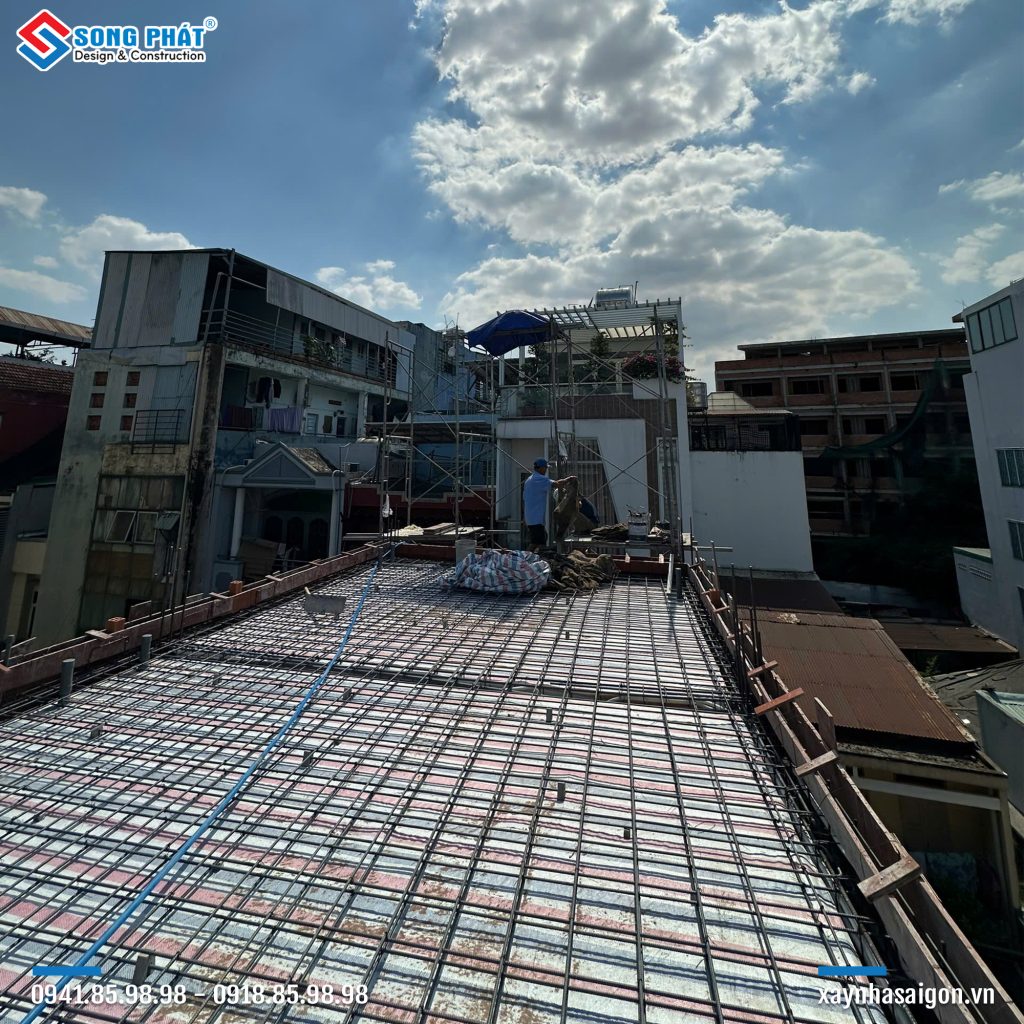 02/02 Hoàn thiện đi thép sàn sân thượng