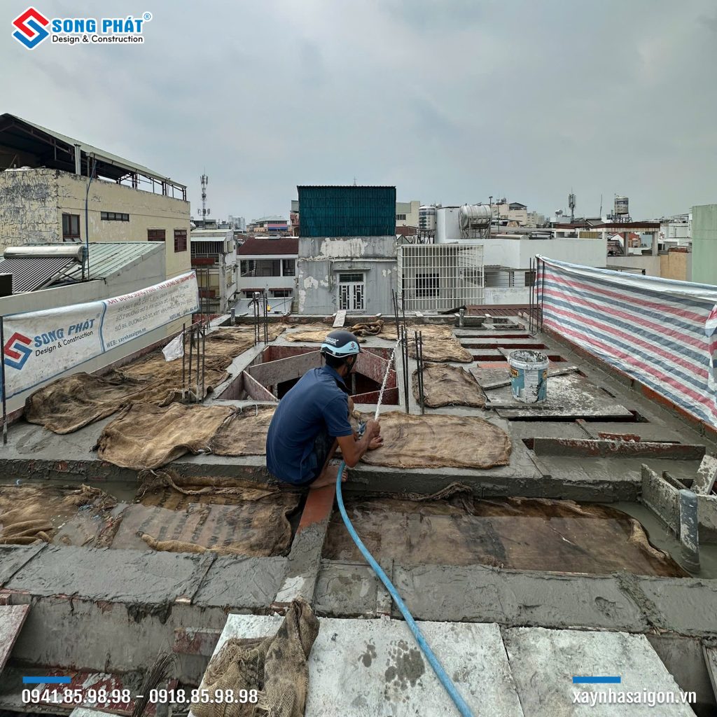 Bao che, tưới ẩm bảo dưỡng bê tông sàn