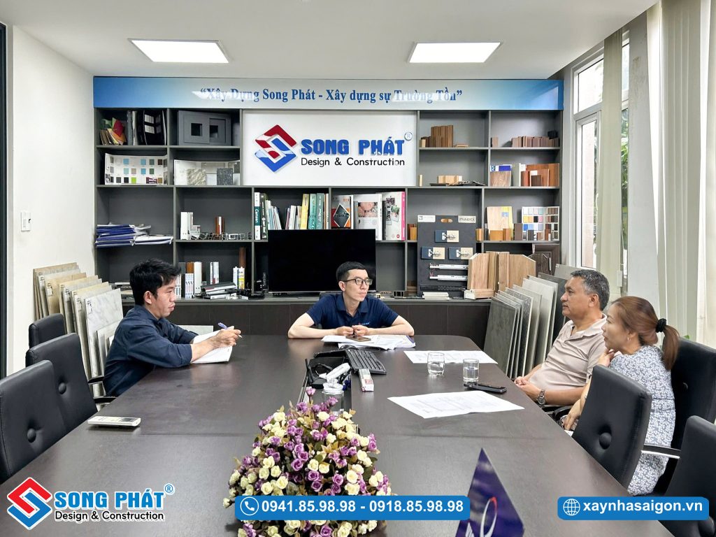 Gia đình chị Phượng đến tư vấn trực tiếp tại văn phòng Bàu Cát