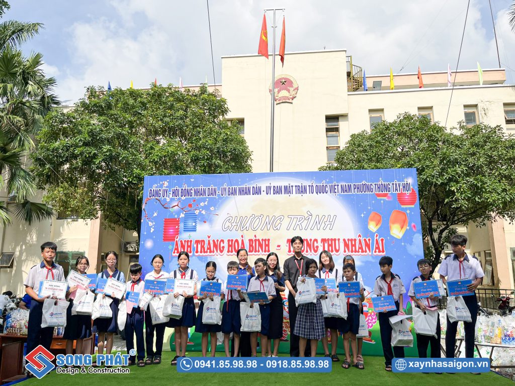 Chị Ngọc Giang - Đại diện công ty cùng các cán bộ Phường trao tặng hành trang nhỏ cho các bé