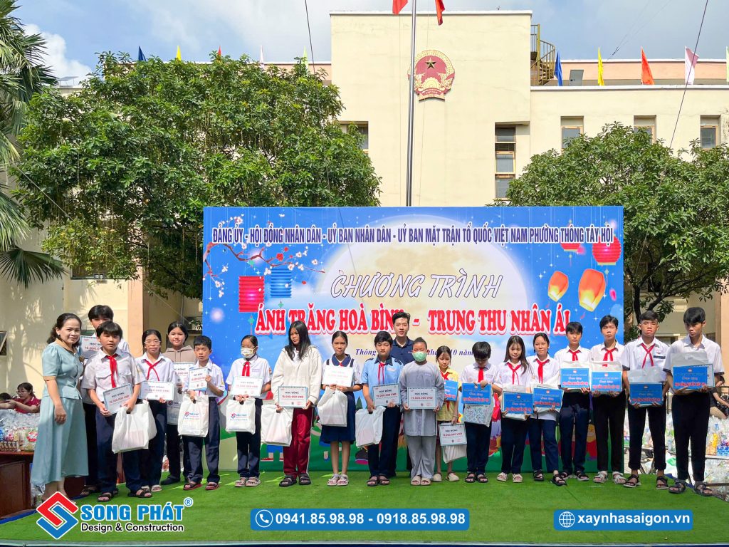 Anh Khôi Anh - Đại diện công ty gửi những phần quà nhỏ cho các em