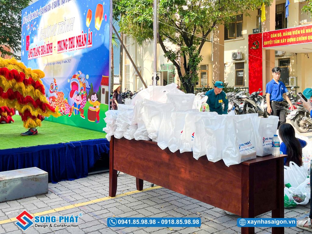 Song Phát chuẩn bị các phần quà nhỏ gửi đến các bé Phường Thông Tây Hội