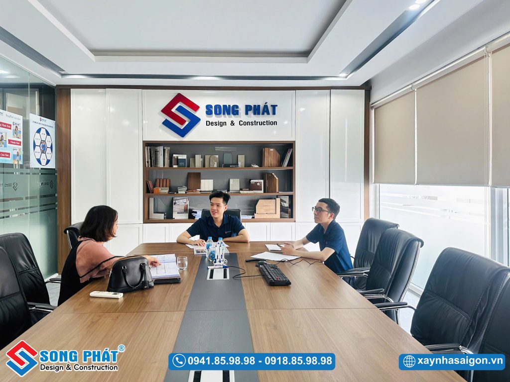 Song Phát cùng CĐT trao đổi phương án thiết kế, khởi đầu cho một tổ ấm hoàn hảo.