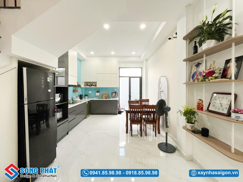 Phía cuối nhà là sân sau giúp lấy sáng và đối lưu gió hoàn hảo.