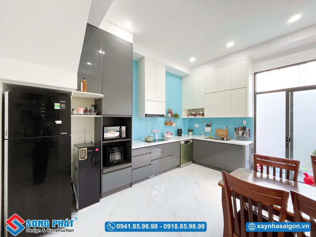 Không gian bếp nấu và bàn ăn thoáng đạt