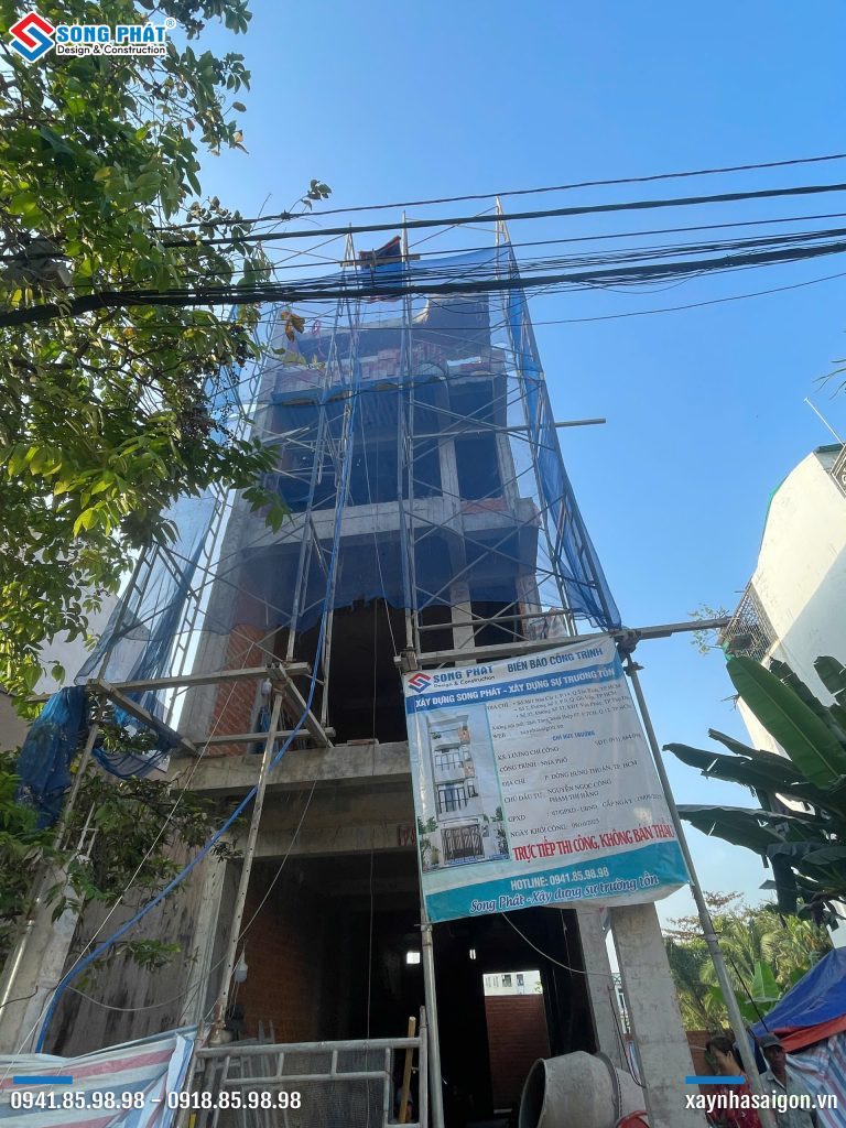 Mặt tiền nhà đang thi công
