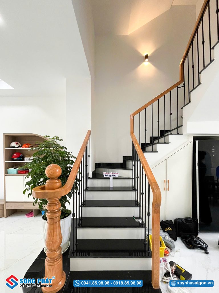 Tận dụng chân cầu thang làm tủ đựng vật dụng tiện nghi