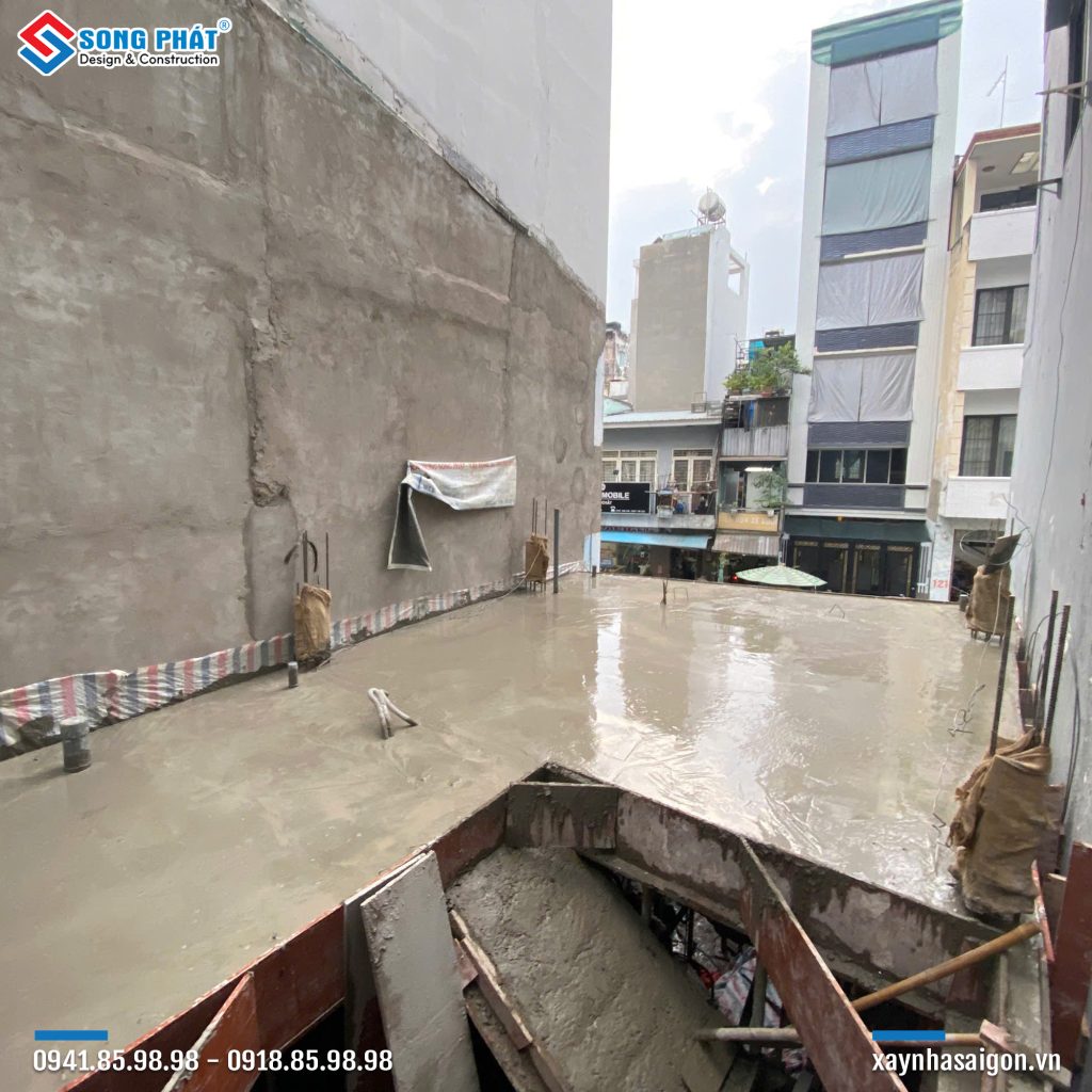 18/12 Đổ bê tông sàn lầu 1