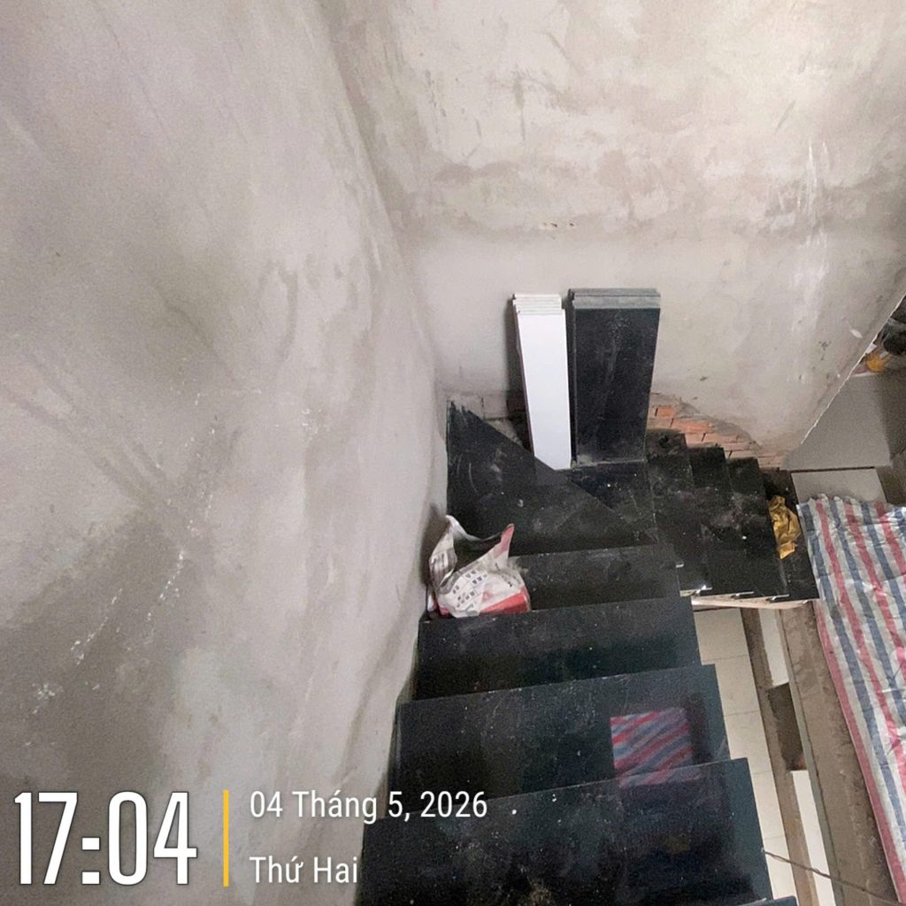04/05 Thi công ốp đá cầu thang