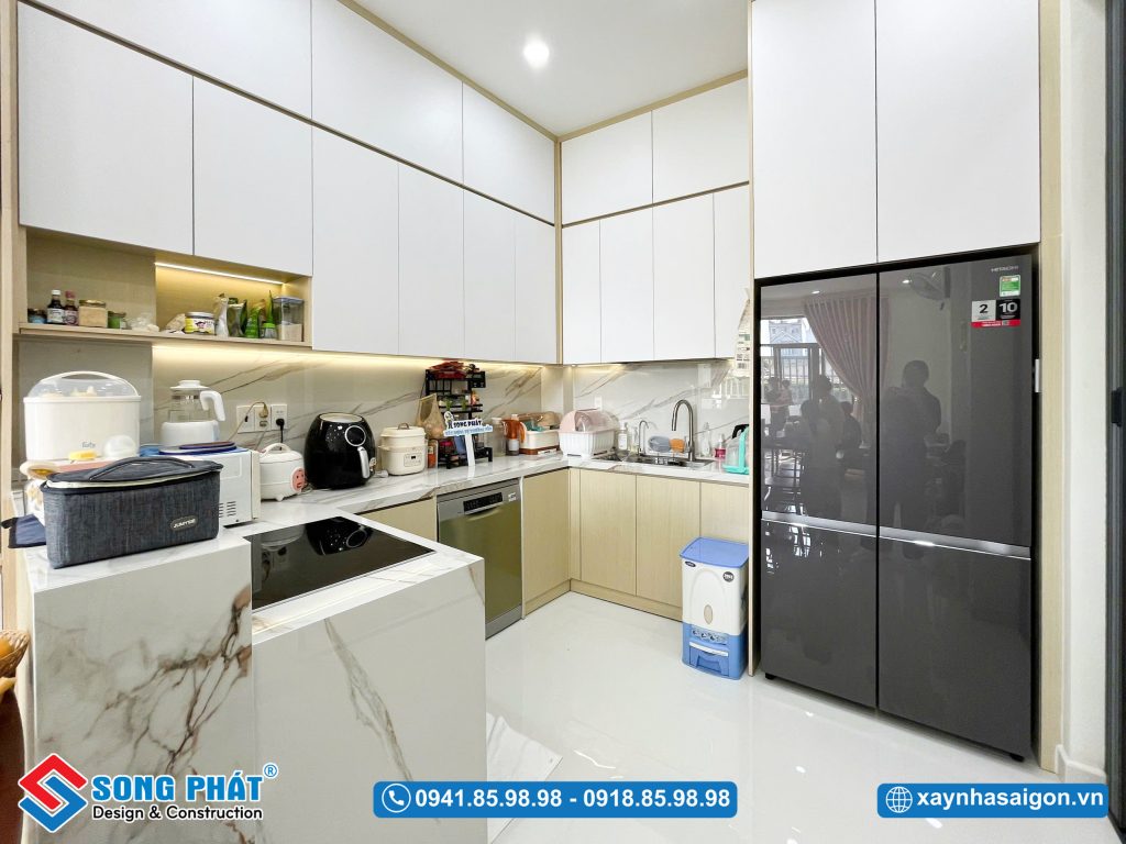 Ánh sáng được bố trí đầy đủ cho các khu vực chức năng.