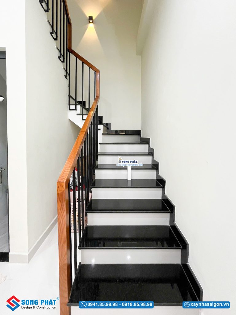 Cầu thang được thiết kế theo tiêu chuẩn an toàn và thuận tiện sử dụng.