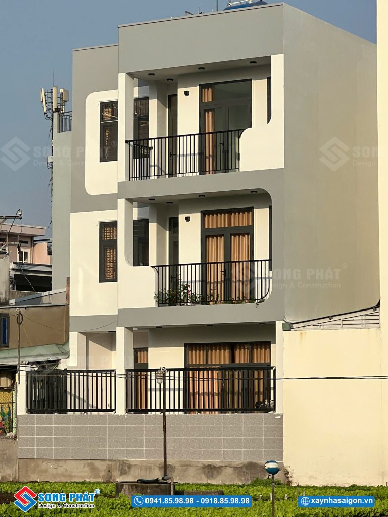 Mặt tiền công trình được thiết kế theo phong cách hiện đại, đường nét rõ ràng.