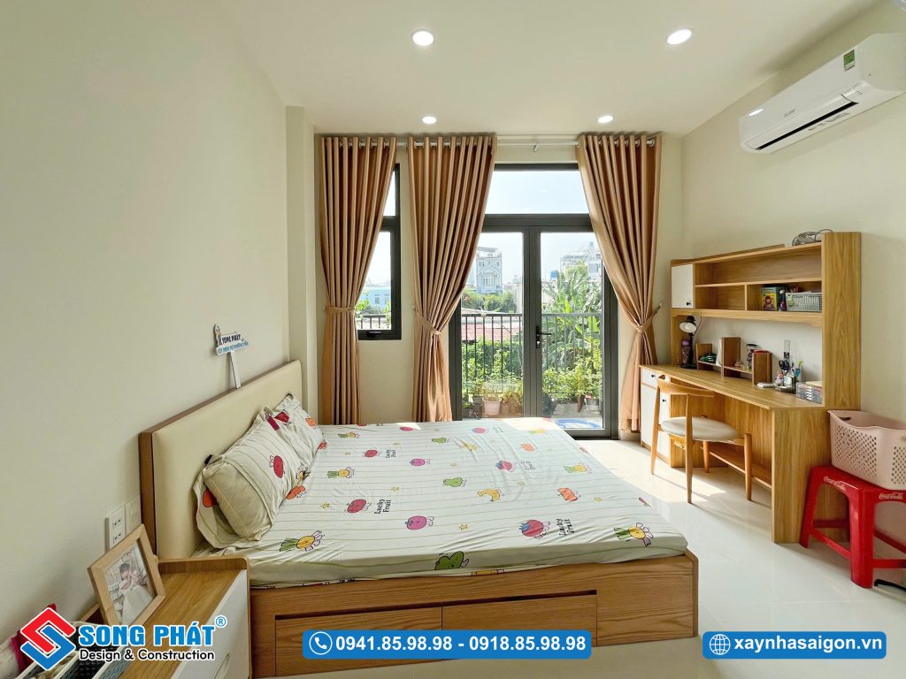 Ánh sáng tự nhiên được khai thác thông qua cửa sổ và cửa đi ra ban công