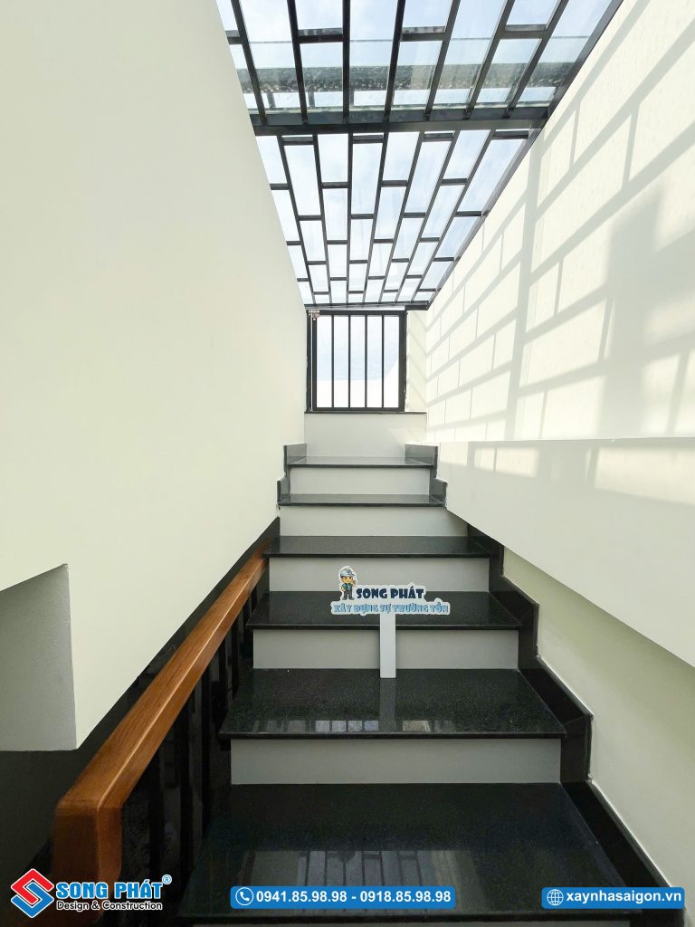 Mái bố trí giếng trời tận dụng tối đa ánh sáng tự nhiên vào không gian