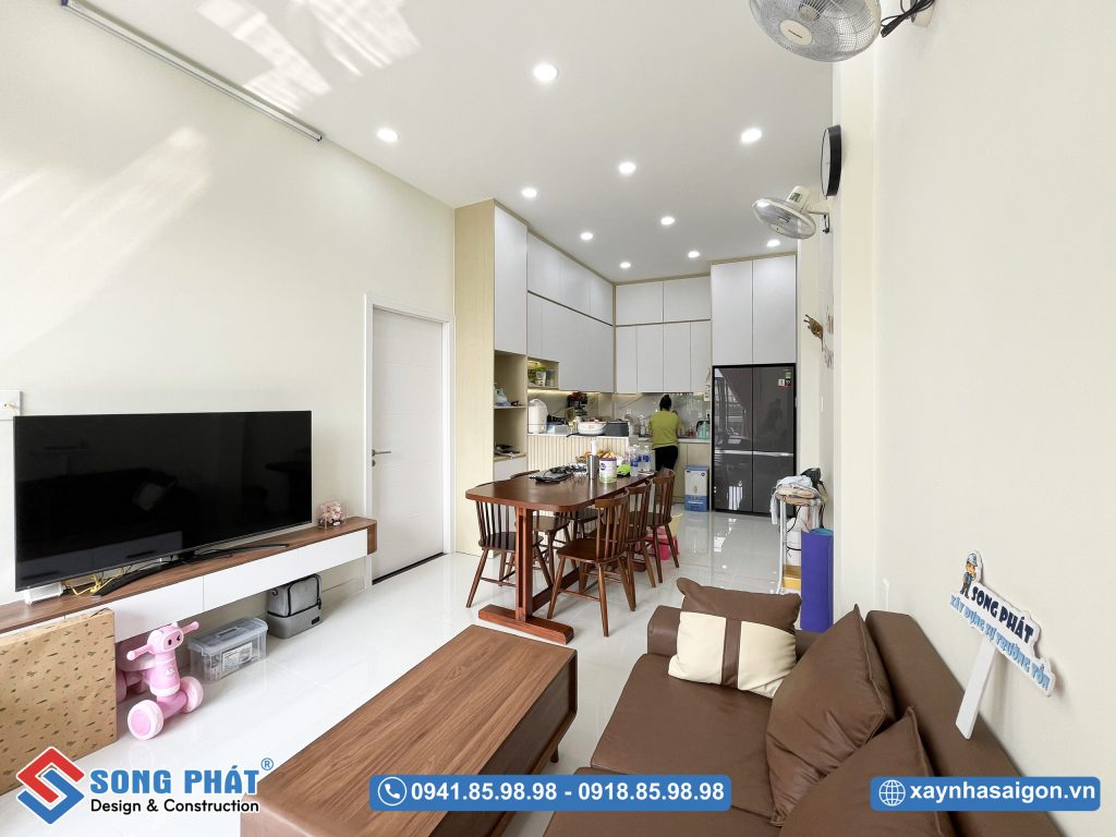 Phòng khách bố trí tại tầng trệt, thuận tiện cho sinh hoạt và tiếp khách.