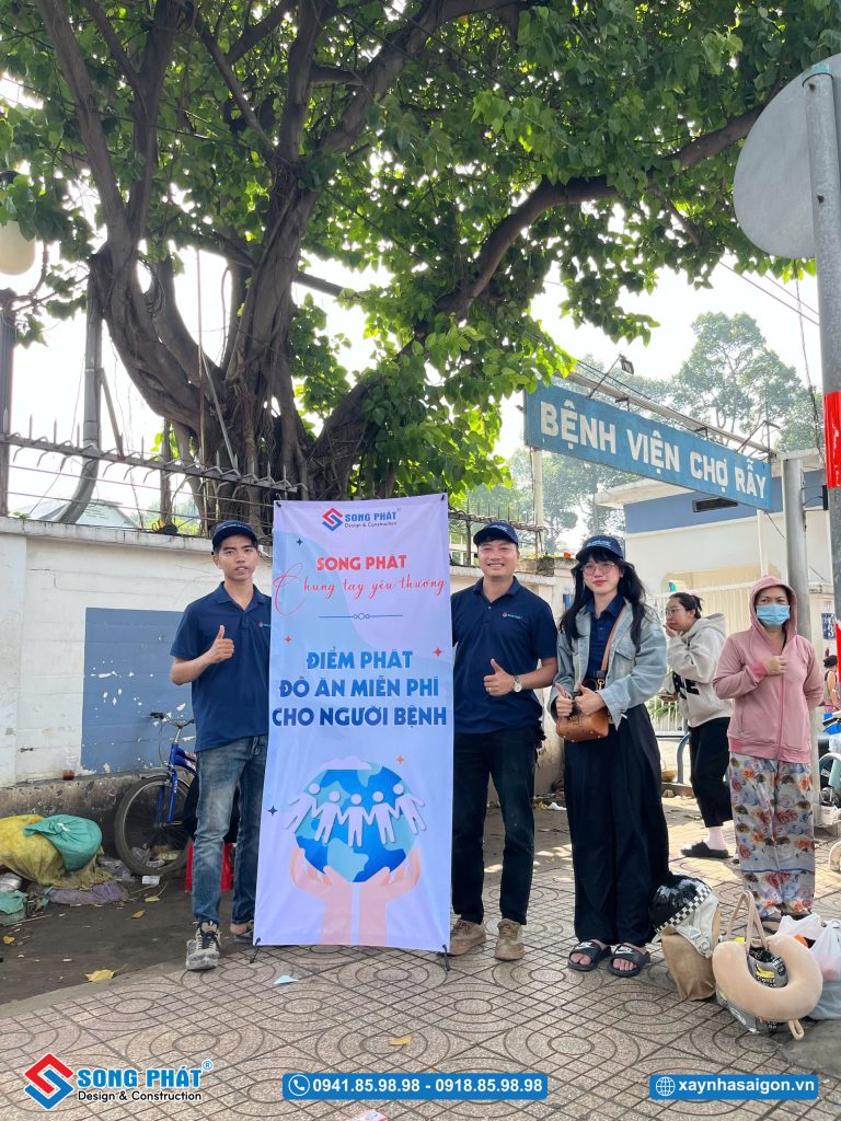 Đại diện đội ngũ Song Phát đã có mặt tại điểm trao quà ở bệnh viện Chợ Rẫy