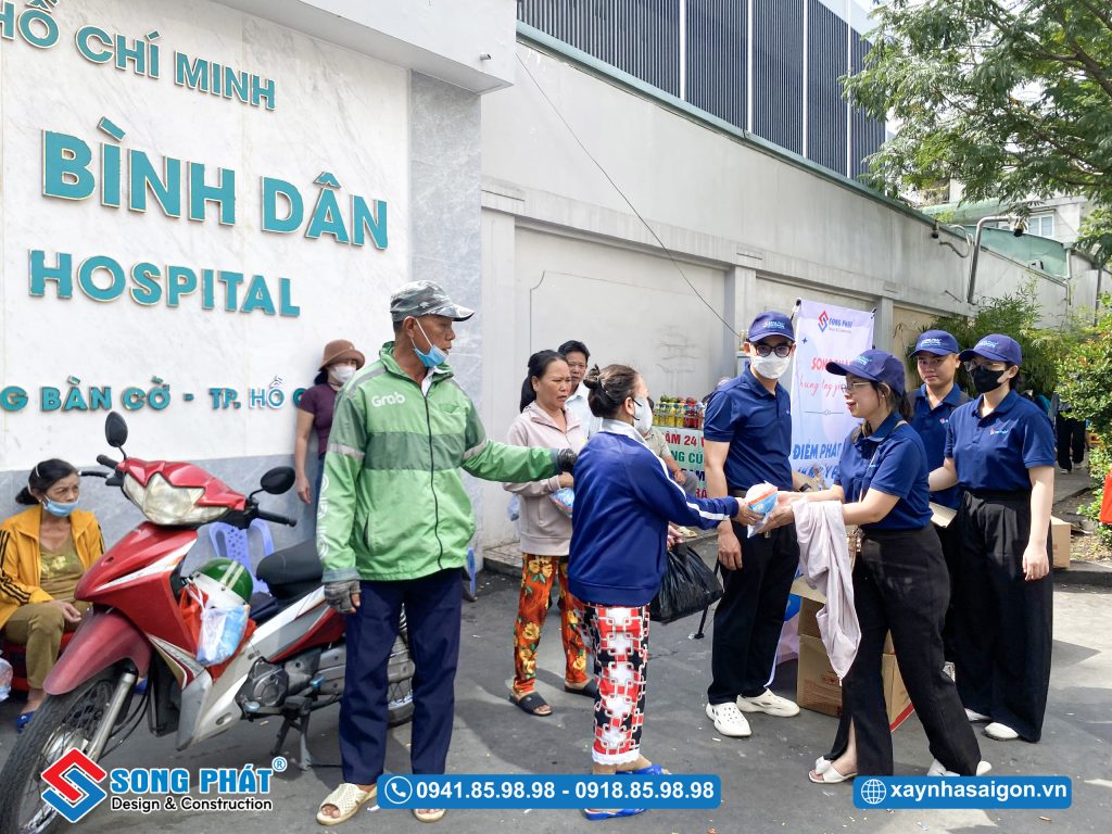 Mỗi phần quà là một lời chúc bình an, được gửi gắm bằng tấm lòng của tập thể Song Phát