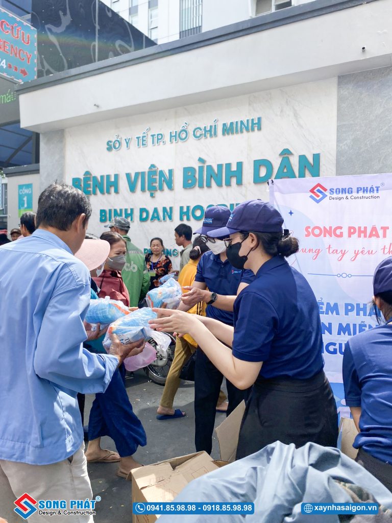 Trao tay những phần quà nhỏ nghĩa là trao đi những yêu thương