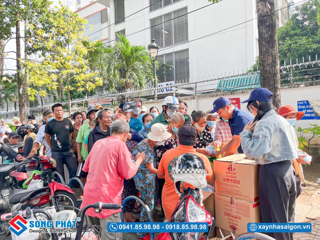 Mọi người cùng trao tay những phần quà nhỏ với nhiều niềm vui